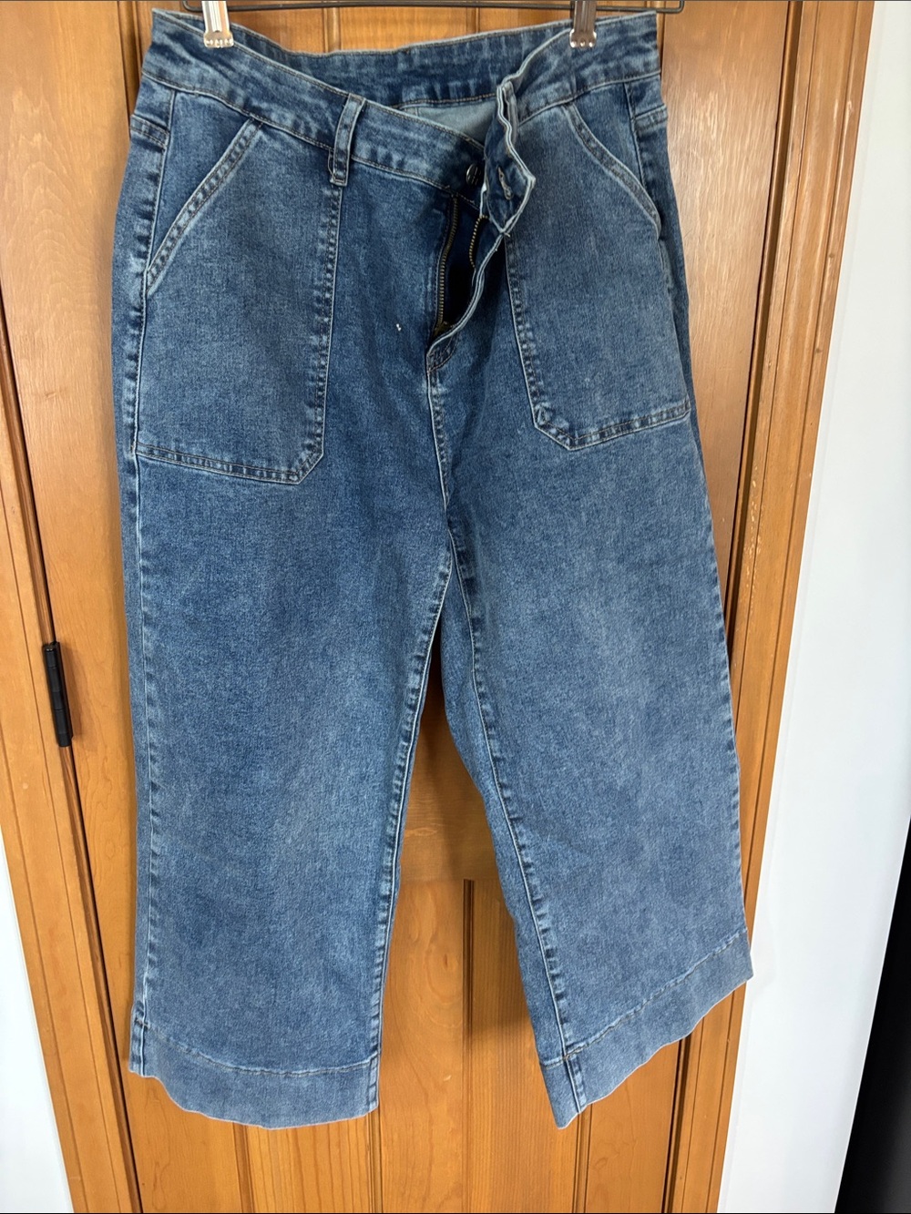 Brand new wide leg jeans with side pockets